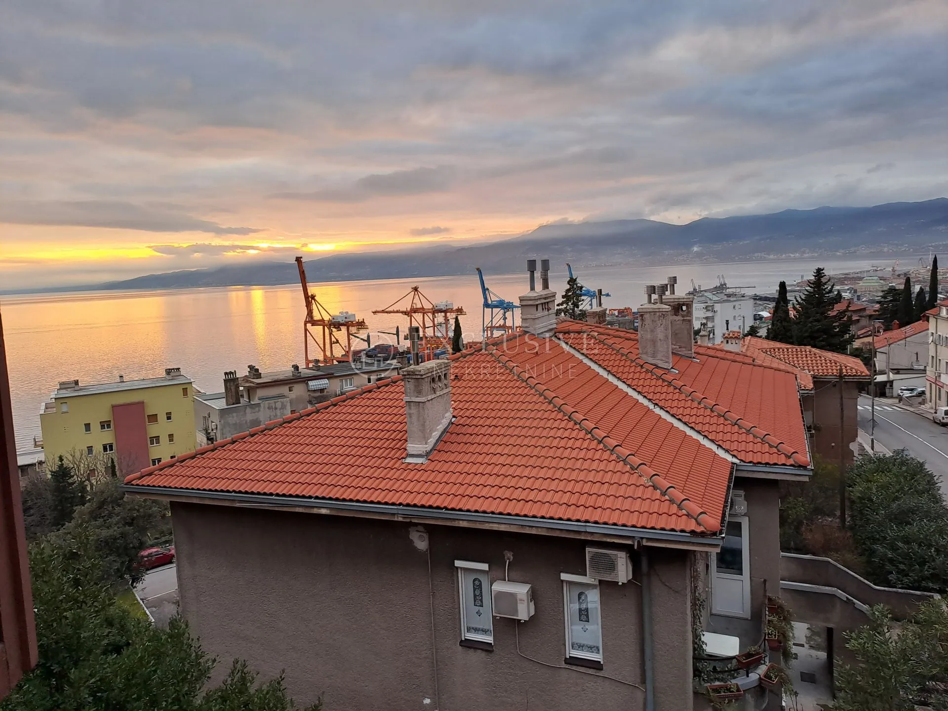 rijeka, krimeja, 3s+db 87m2 s pogledom na more - slika 1
