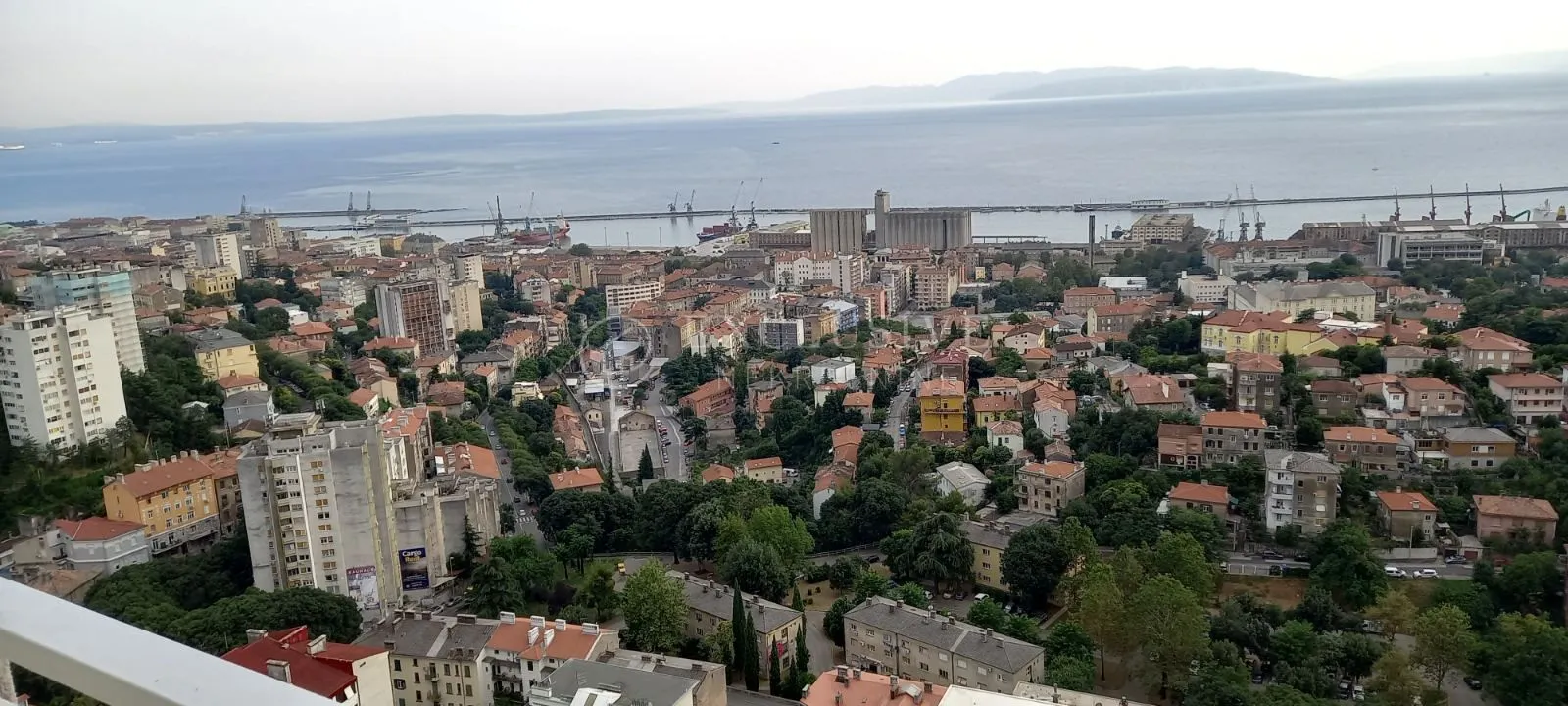 Rijeka, Rastočine, 3s+db 86 m2 sa balkonom i pogledom na more