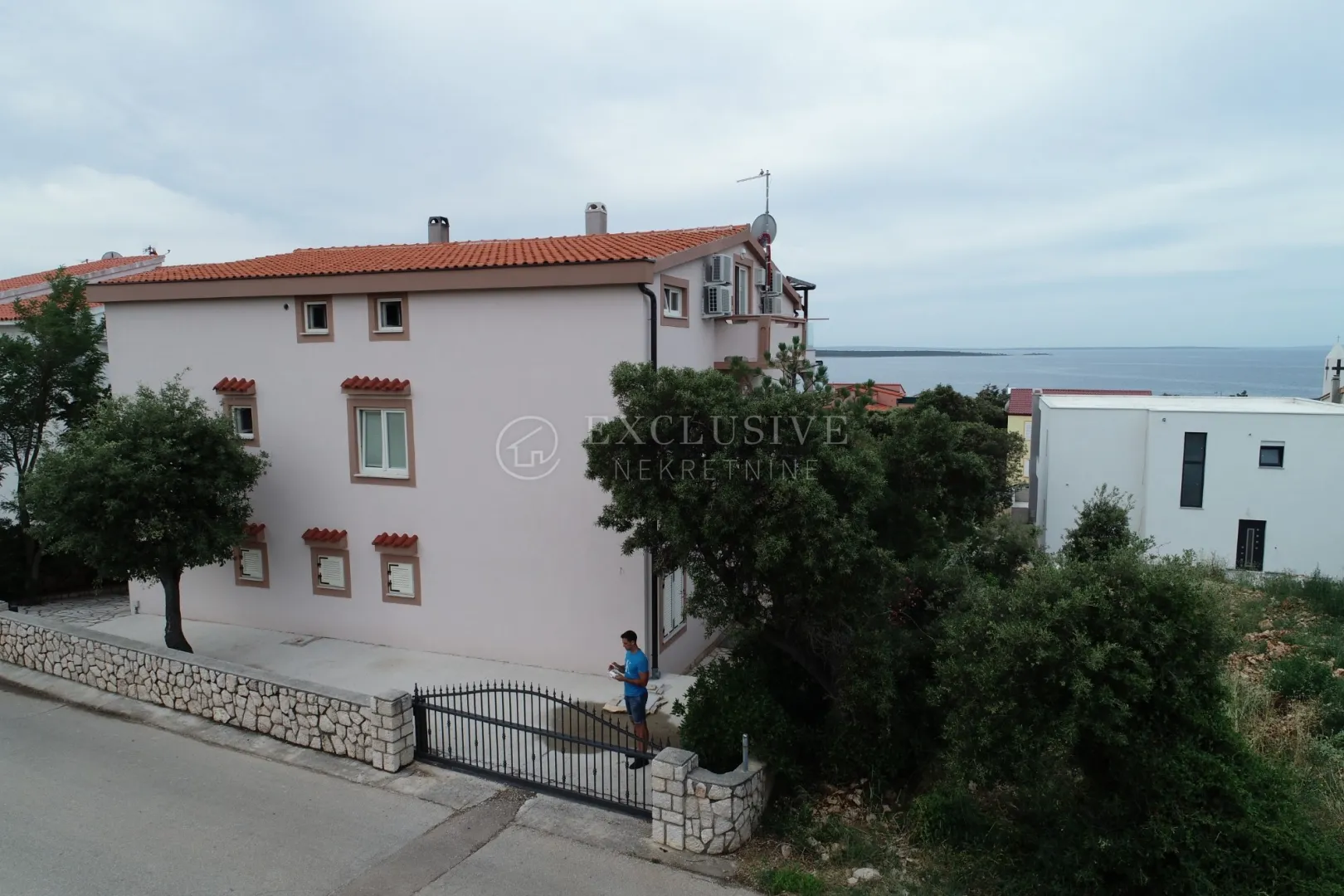 pag, mandre, kuća sa kategoriziranim apartmanima i okućnicom - slika 20