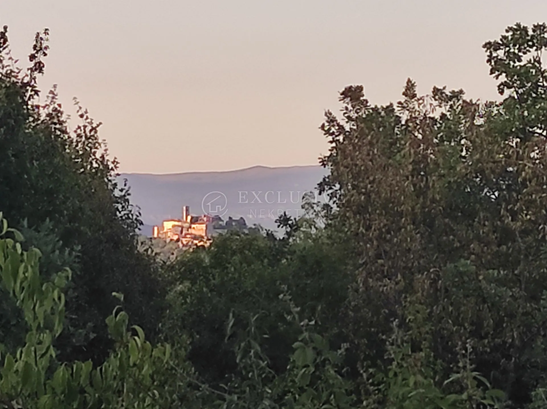 istra – teren sa pogledom na motovun - slika 4