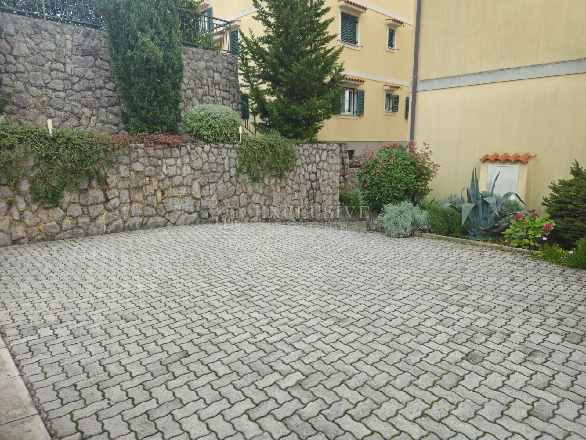 ičići-stan s garažom na 2 katu- preporučamo - slika 3