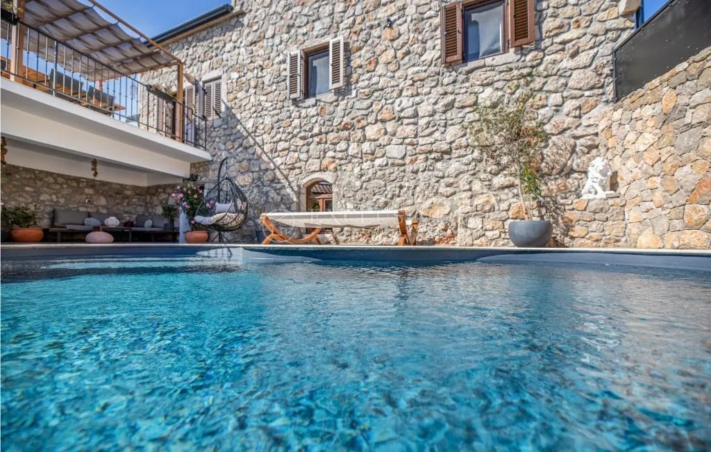 otok krk, vrbnik - kamena vila s bazenom - slika 1
