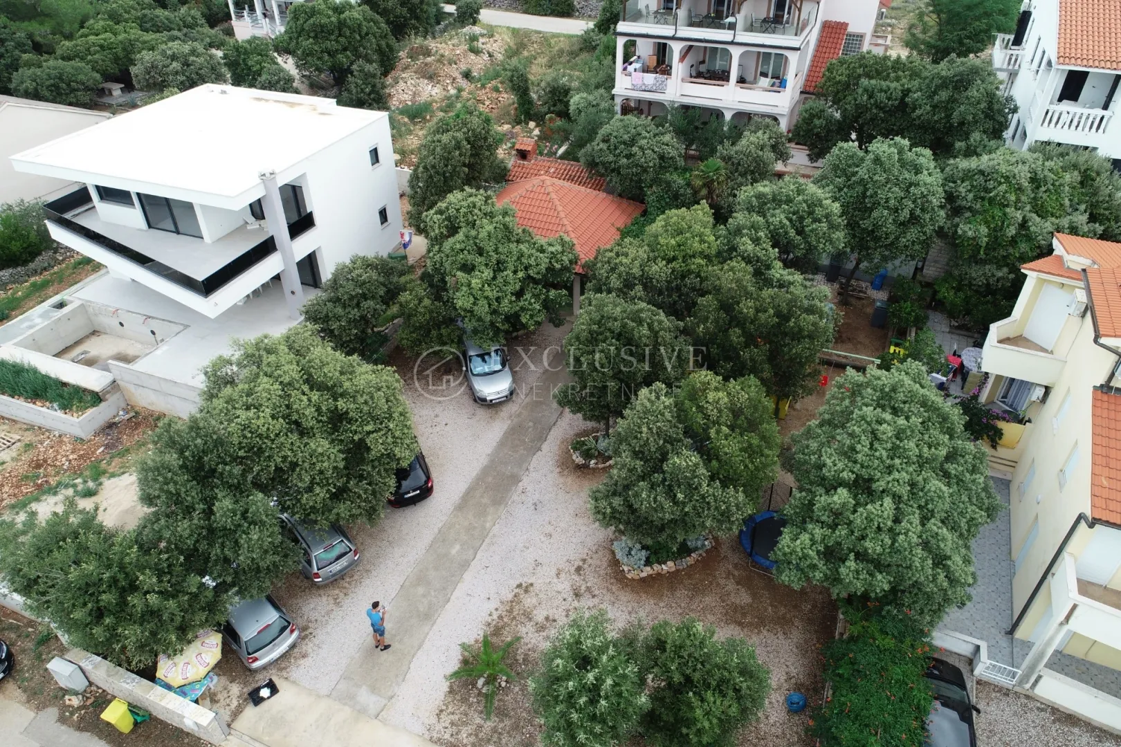 pag, mandre, kuća sa kategoriziranim apartmanima i okućnicom - slika 21