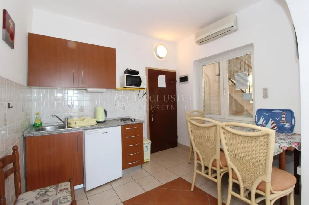 pag, mandre, kuća sa kategoriziranim apartmanima i okućnicom - slika 3