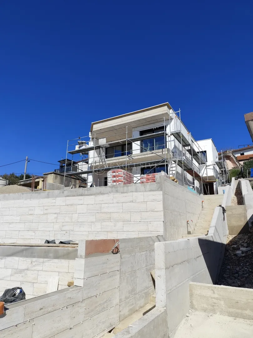 Kuća -Novogradnja - 2 Stana-Bazen-Parking-Pogled - Crikvenica