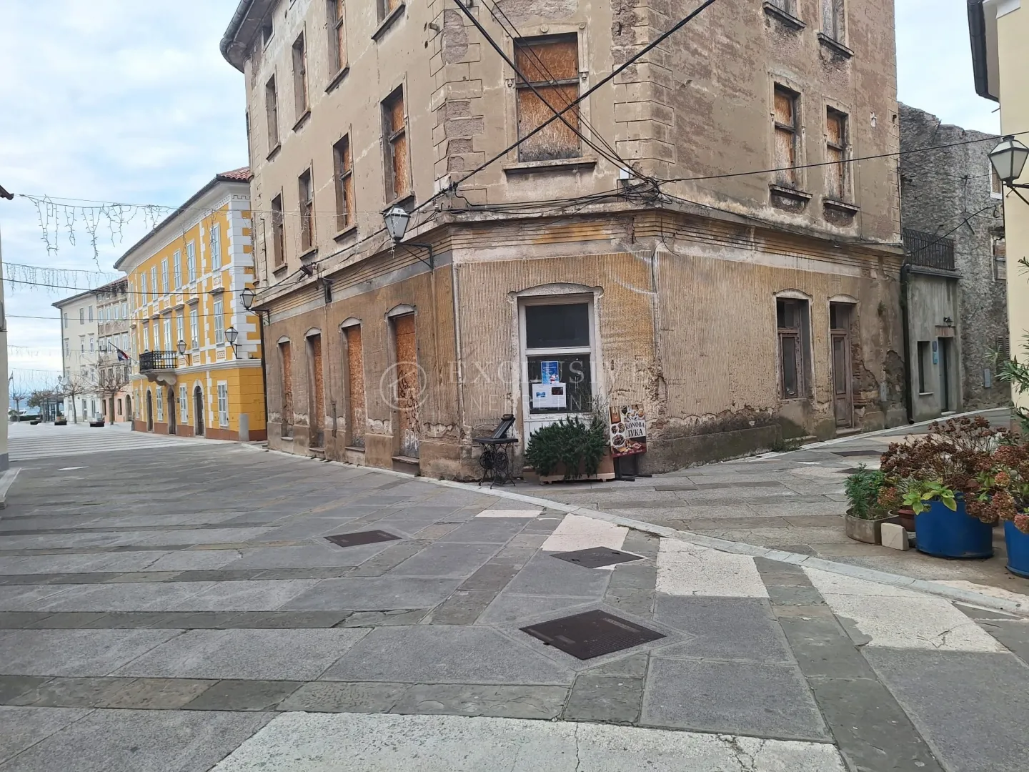 senj, centar, zgrada 450 m2 za adaptaciju - slika 13
