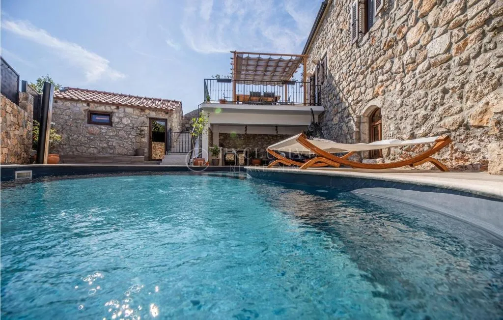 otok krk, vrbnik - kamena vila s bazenom - slika 20