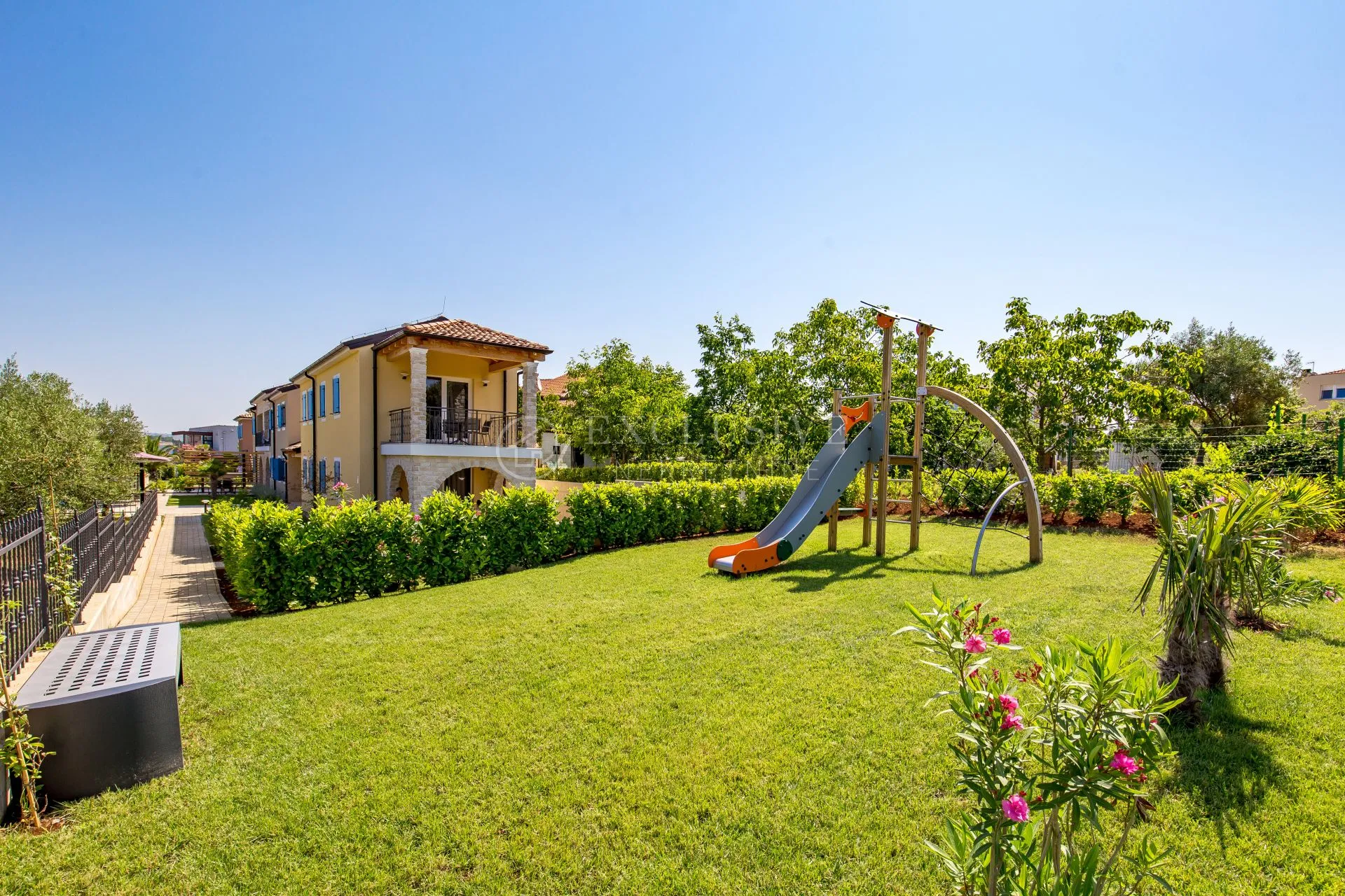 božanstvena rezidencija s villom i 6 apartmana - slika 8