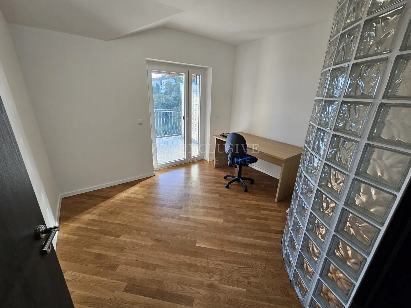 ičići-novouređeni 4 sobni stan sa velikom garažom - slika 25