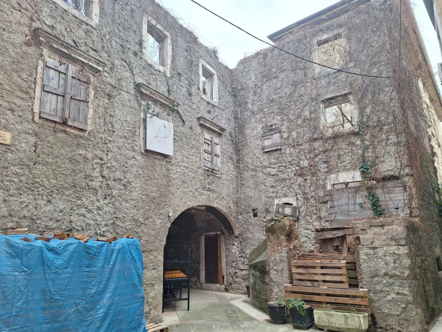 senj, centar, zgrada 450 m2 za adaptaciju - slika 9