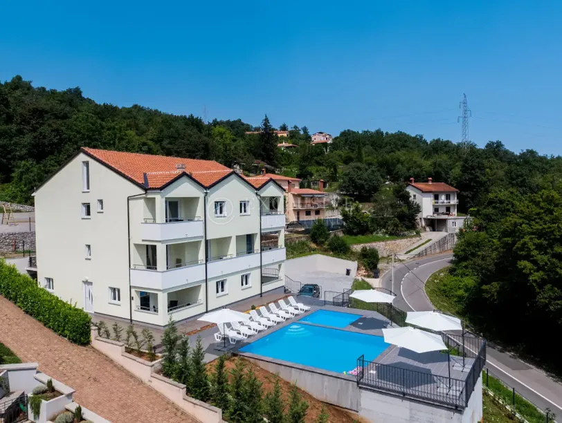 ičići dvoetažni stan 136m2 - slika 6