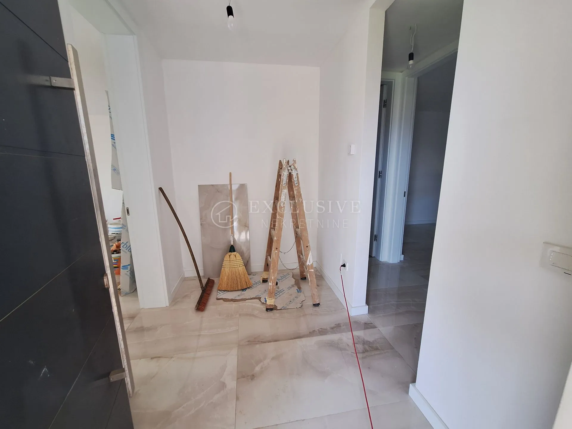 krk - stan s okućnicom i pogledom na more, novogradnja! - slika 11