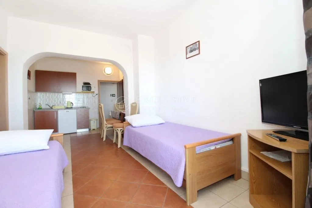 pag, mandre, kuća sa kategoriziranim apartmanima i okućnicom - slika 4