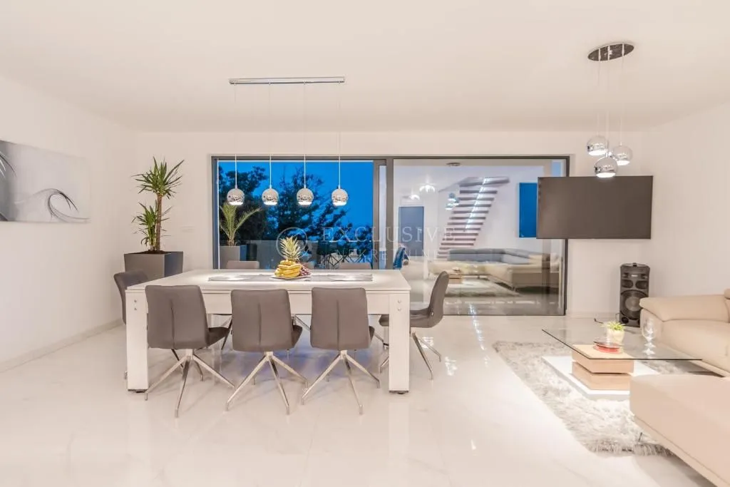 opatija-prekrasna villa s bazenom na krovu - slika 13