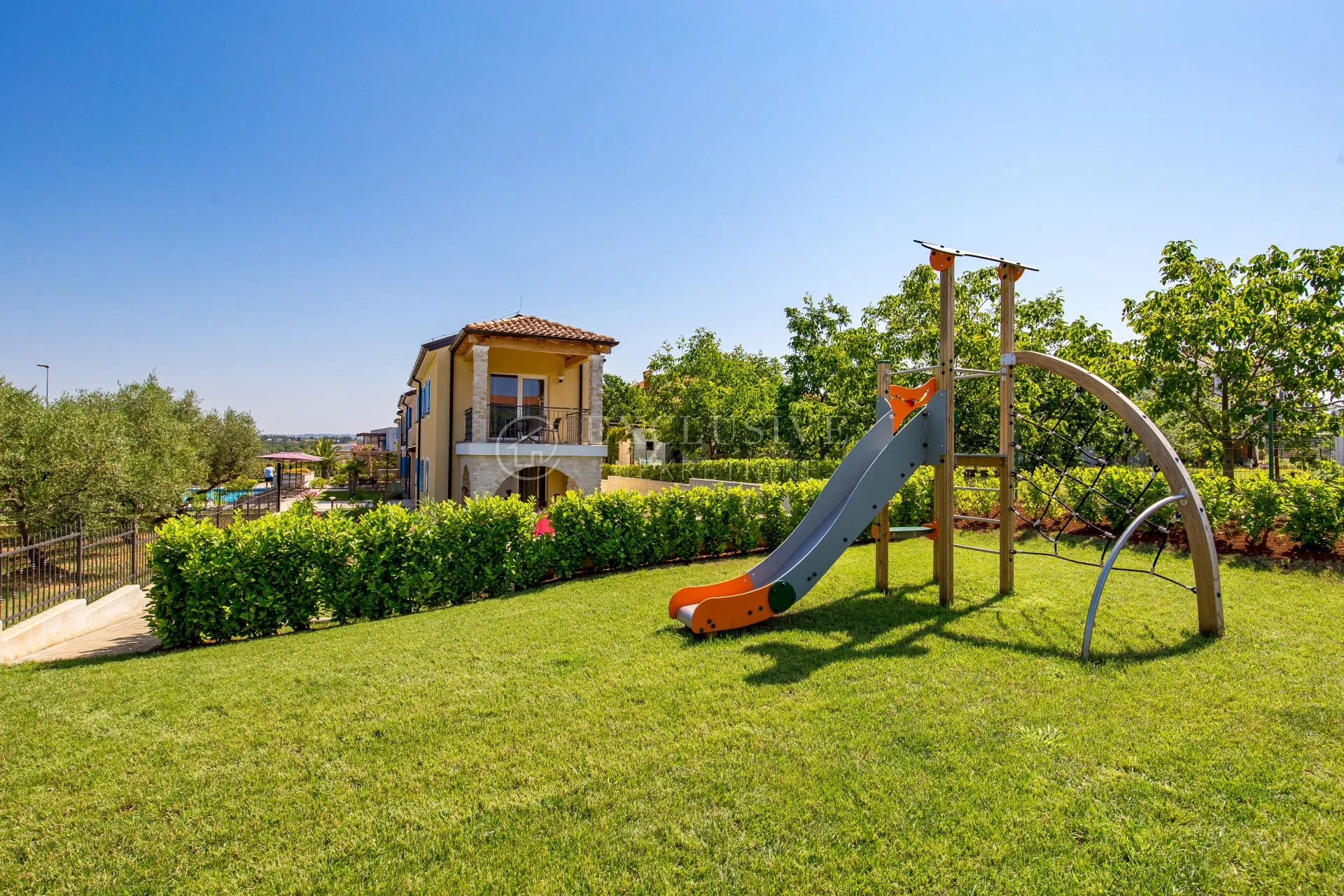 božanstvena rezidencija s villom i 6 apartmana - slika 7