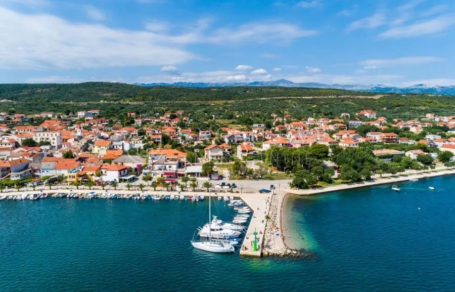 POSEDARJE - GRADJEVINSKO ZEMLJIŠTE NA 20m OD MORA