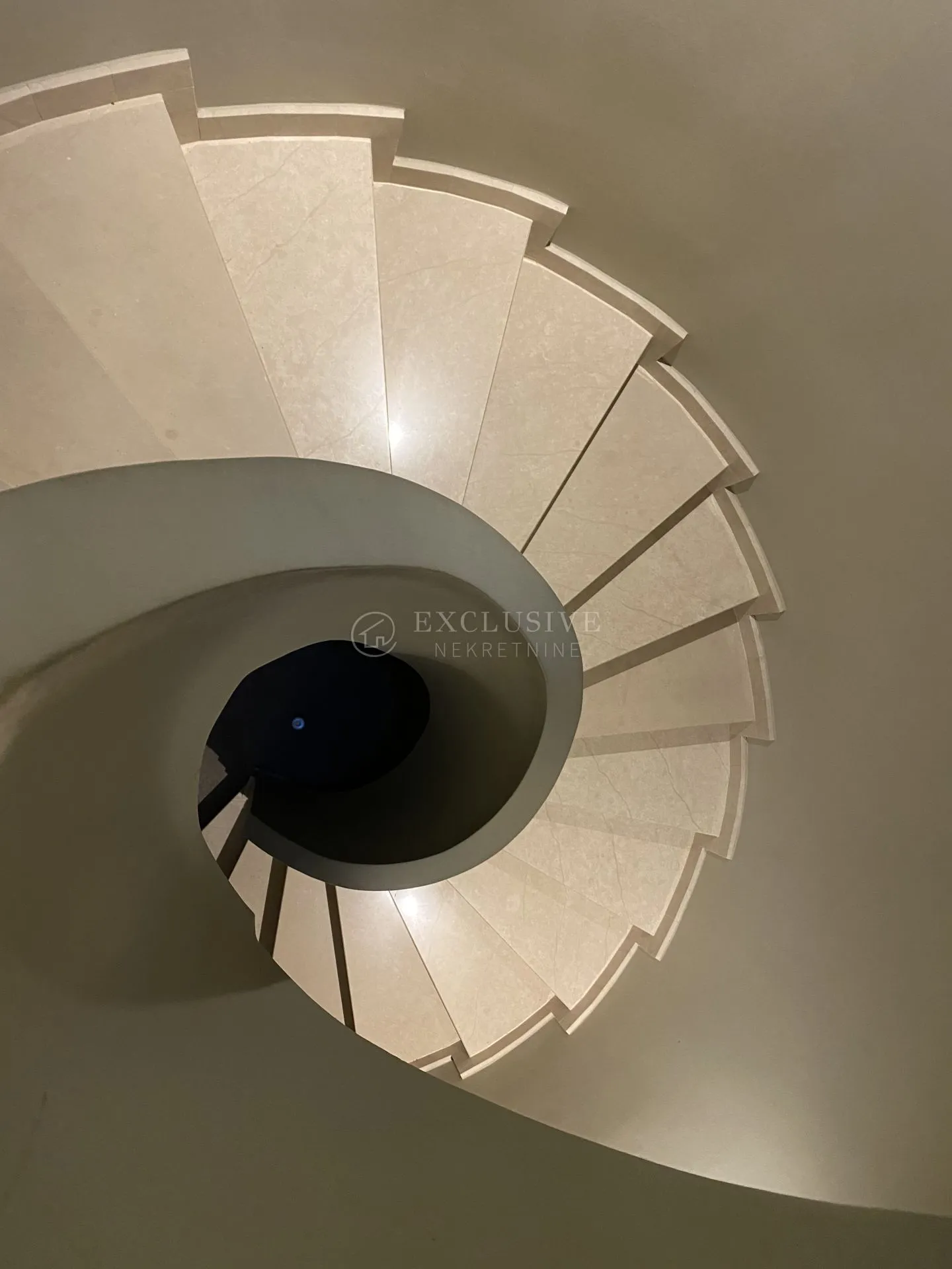 ekskluzivna villa na top lokaciji - slika 11