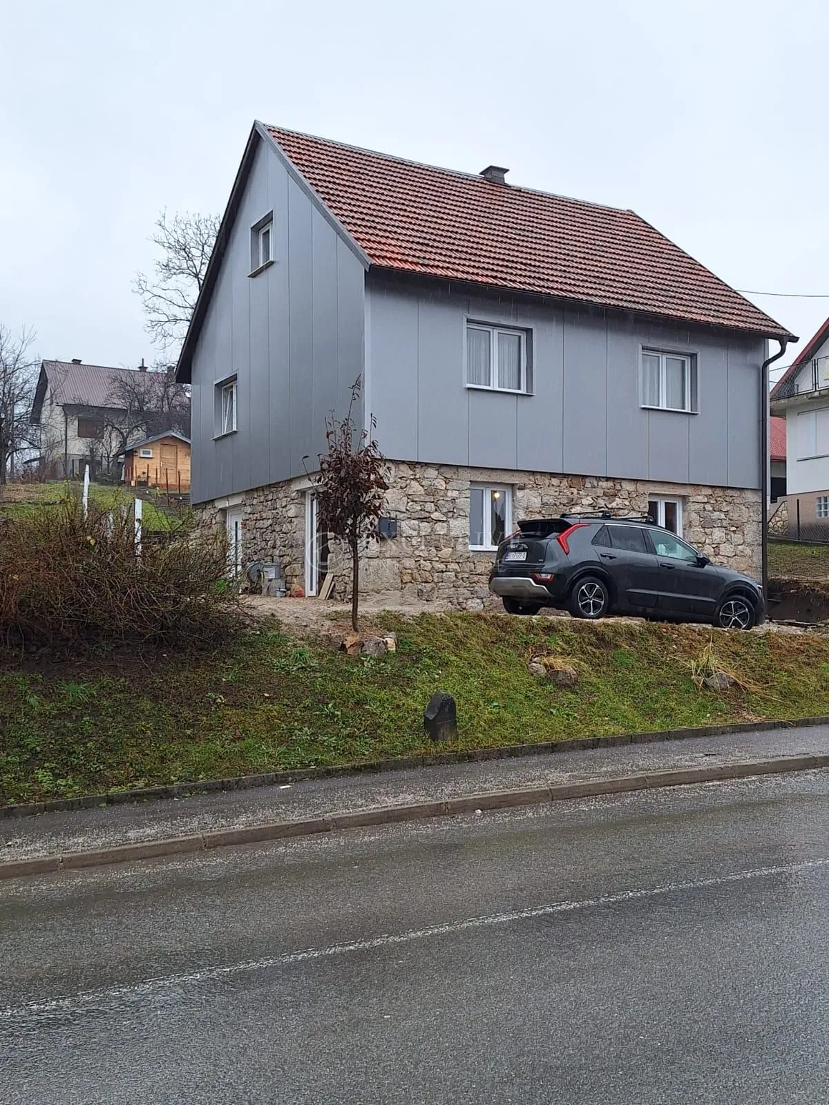 vrbovsko - rijetkost - sređena kuća sa lijepom okučnicom - slika 18
