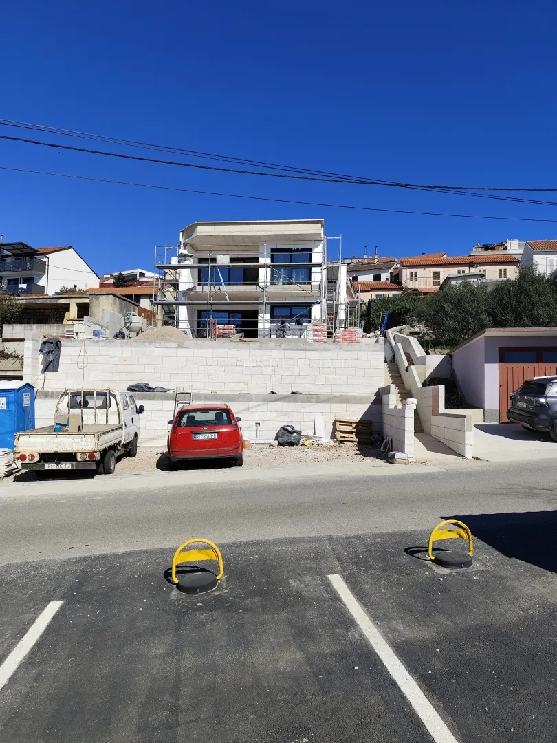 kuća -novogradnja - 2 stana-bazen-parking-pogled - slika 10