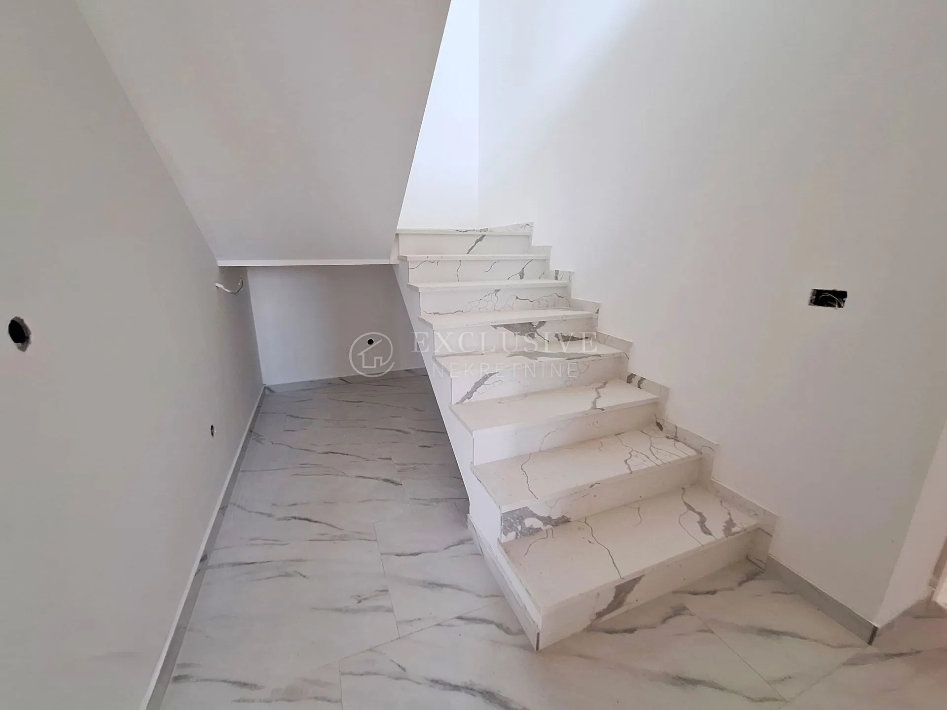 krk - prestižan dvoetažni apartman u novogradnji - slika 31