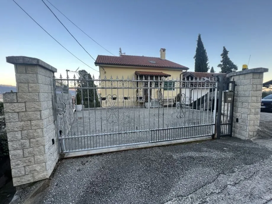 opatija centar predivna kuća s tri stana i parkingom - slika 14