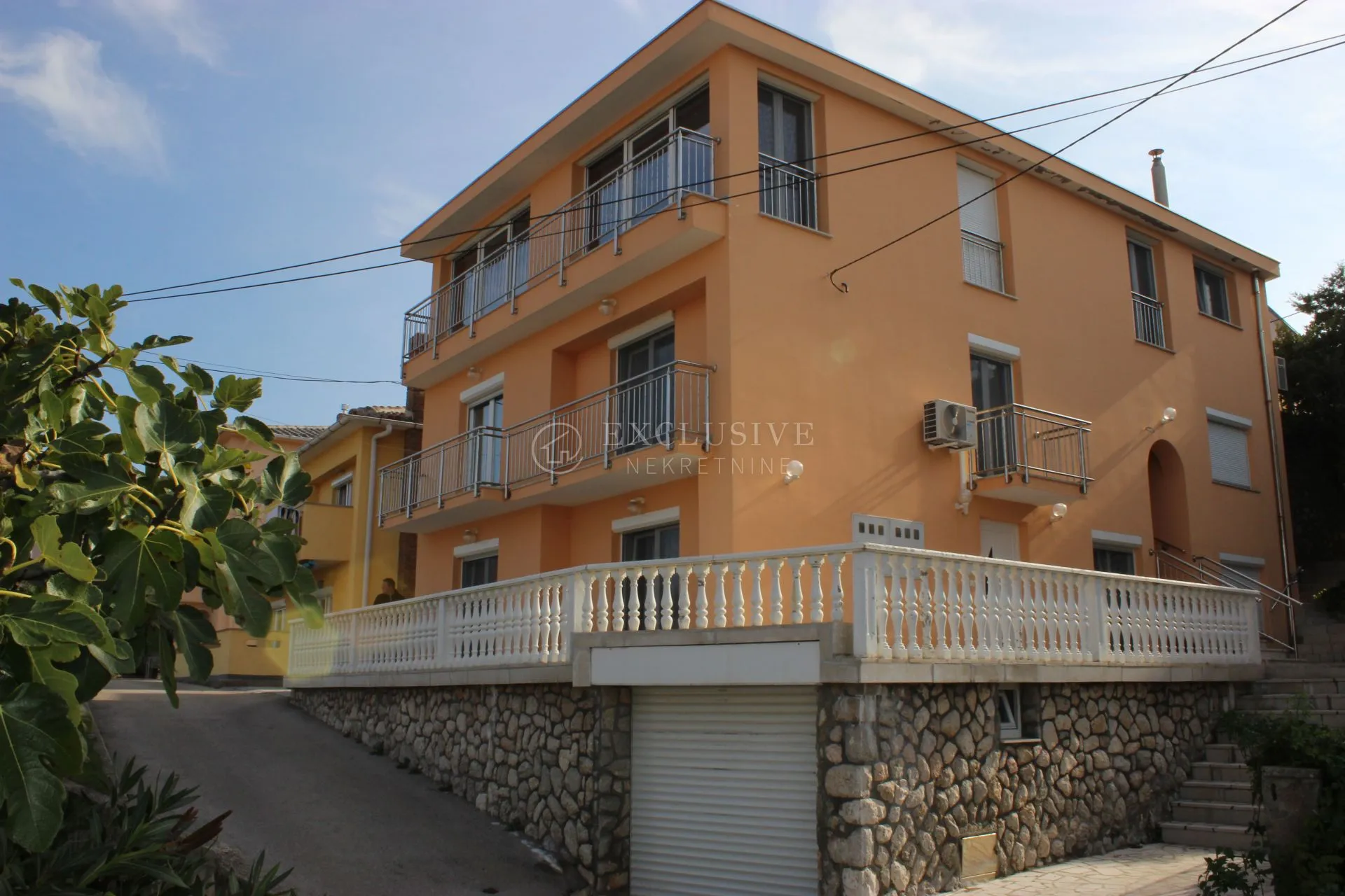 krk, vrbnik - prekrasna apartmanska vila u prvome redu do mora - slika 1