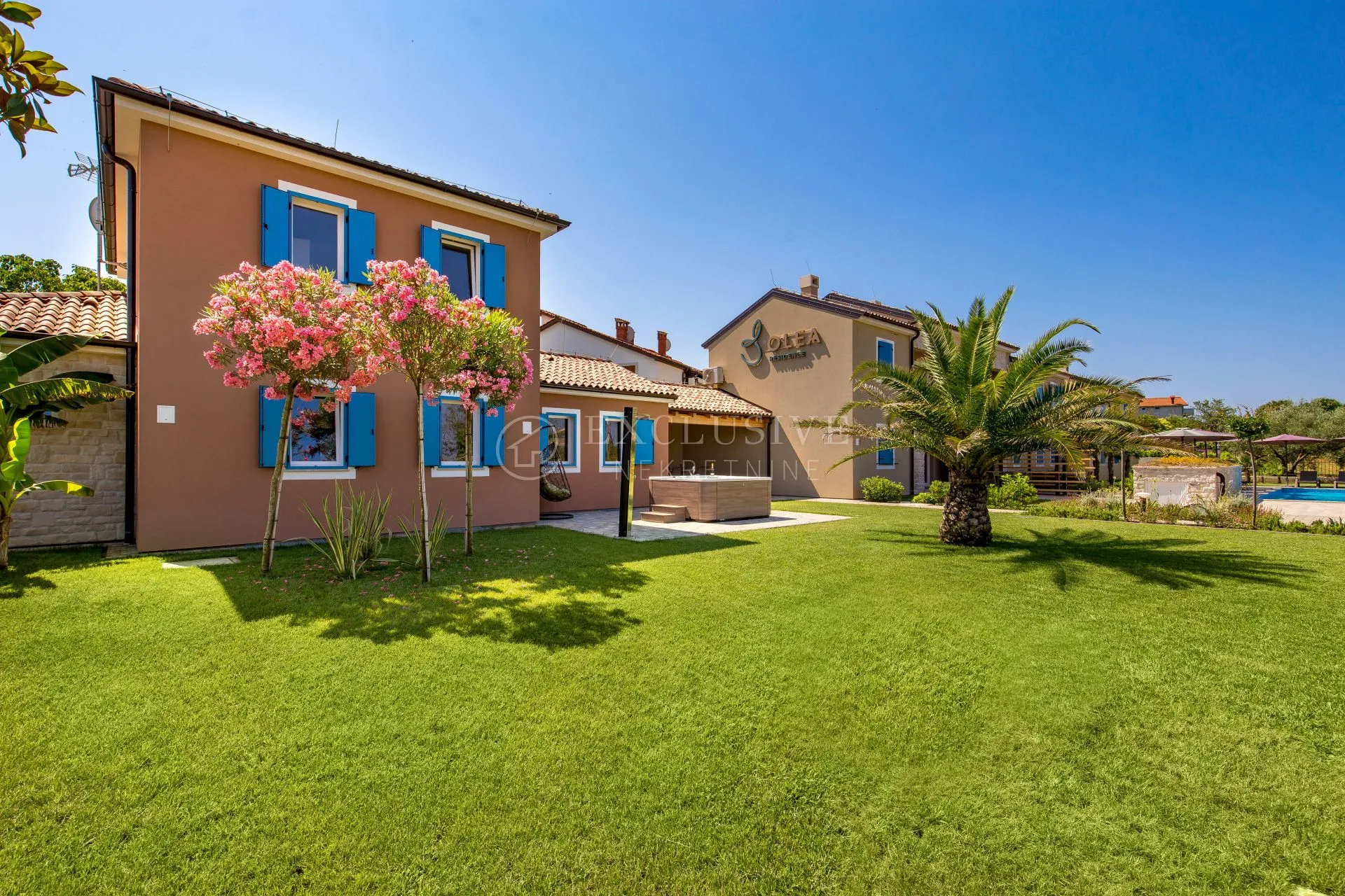 božanstvena rezidencija s villom i 6 apartmana - slika 13