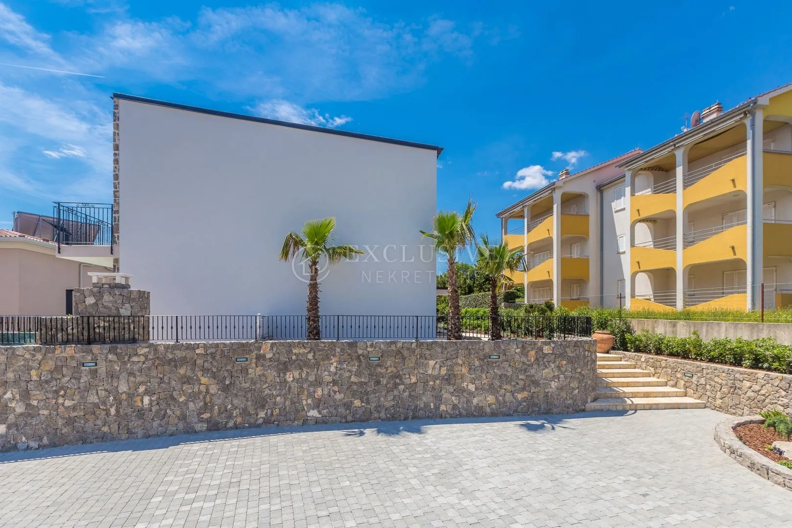 krk - moderna vila s bazenom i pogledom na more - slika 39