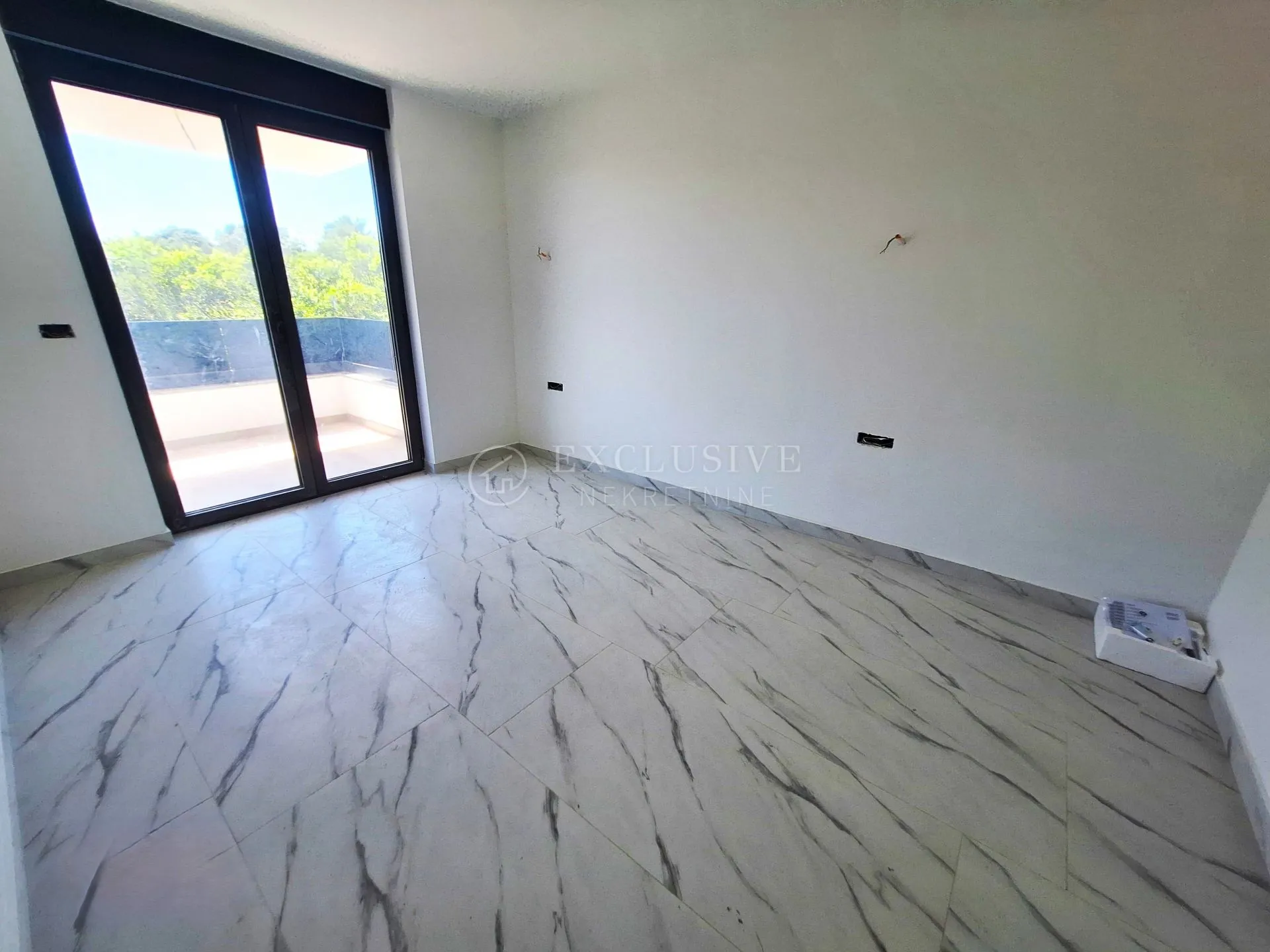 krk - prestižan dvoetažni apartman u novogradnji - slika 19