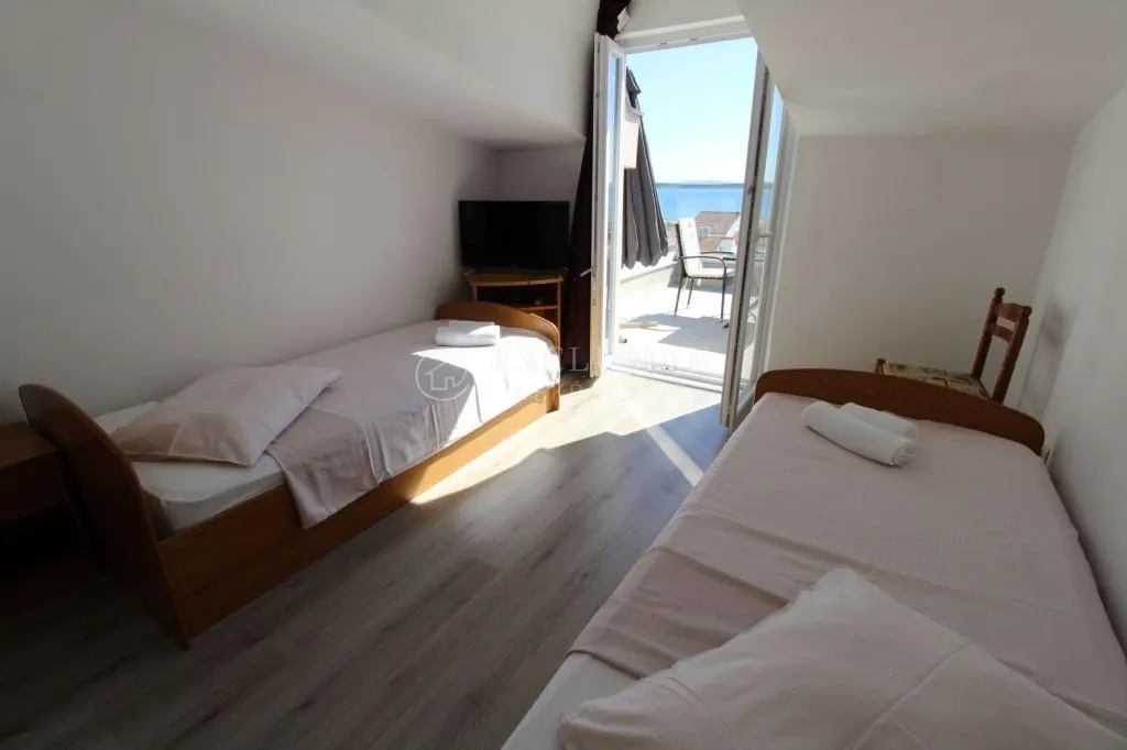 pag, mandre, kuća sa kategoriziranim apartmanima i okućnicom - slika 11