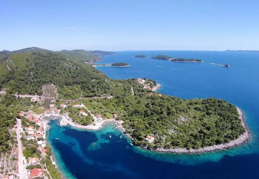 korčula građevinsko zemljište s dozvolom prvi red uz more !! - slika 1