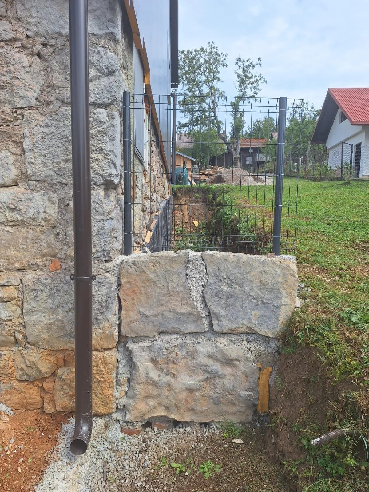 vrbovsko - rijetkost - sređena kuća sa lijepom okučnicom - slika 15
