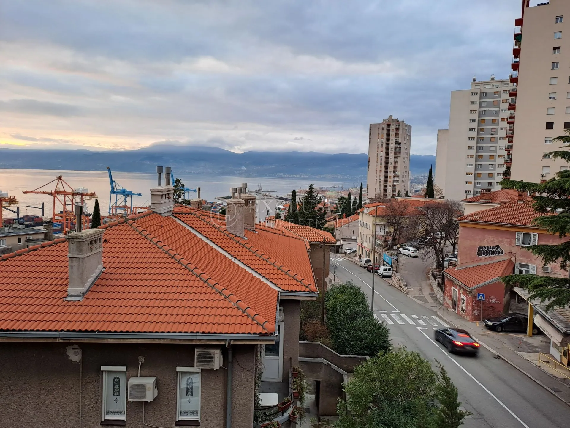 rijeka, krimeja, 3s+db 87m2 s pogledom na more - slika 2