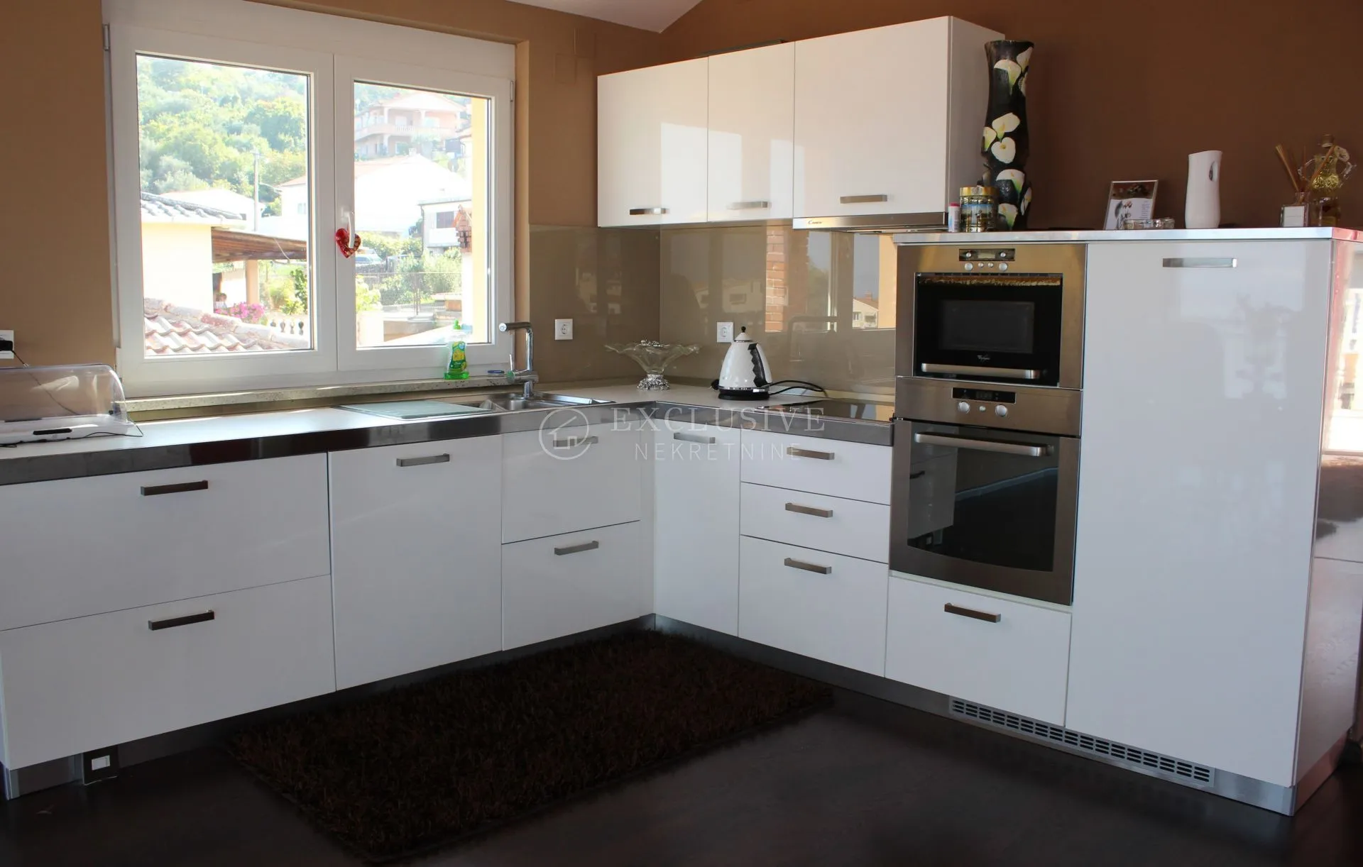 krk, vrbnik - prekrasna apartmanska vila u prvome redu do mora - slika 19