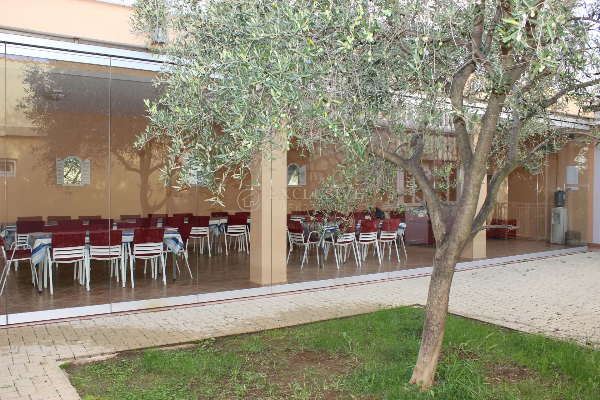 krk, vrbnik - prekrasna apartmanska vila u prvome redu do mora - slika 7