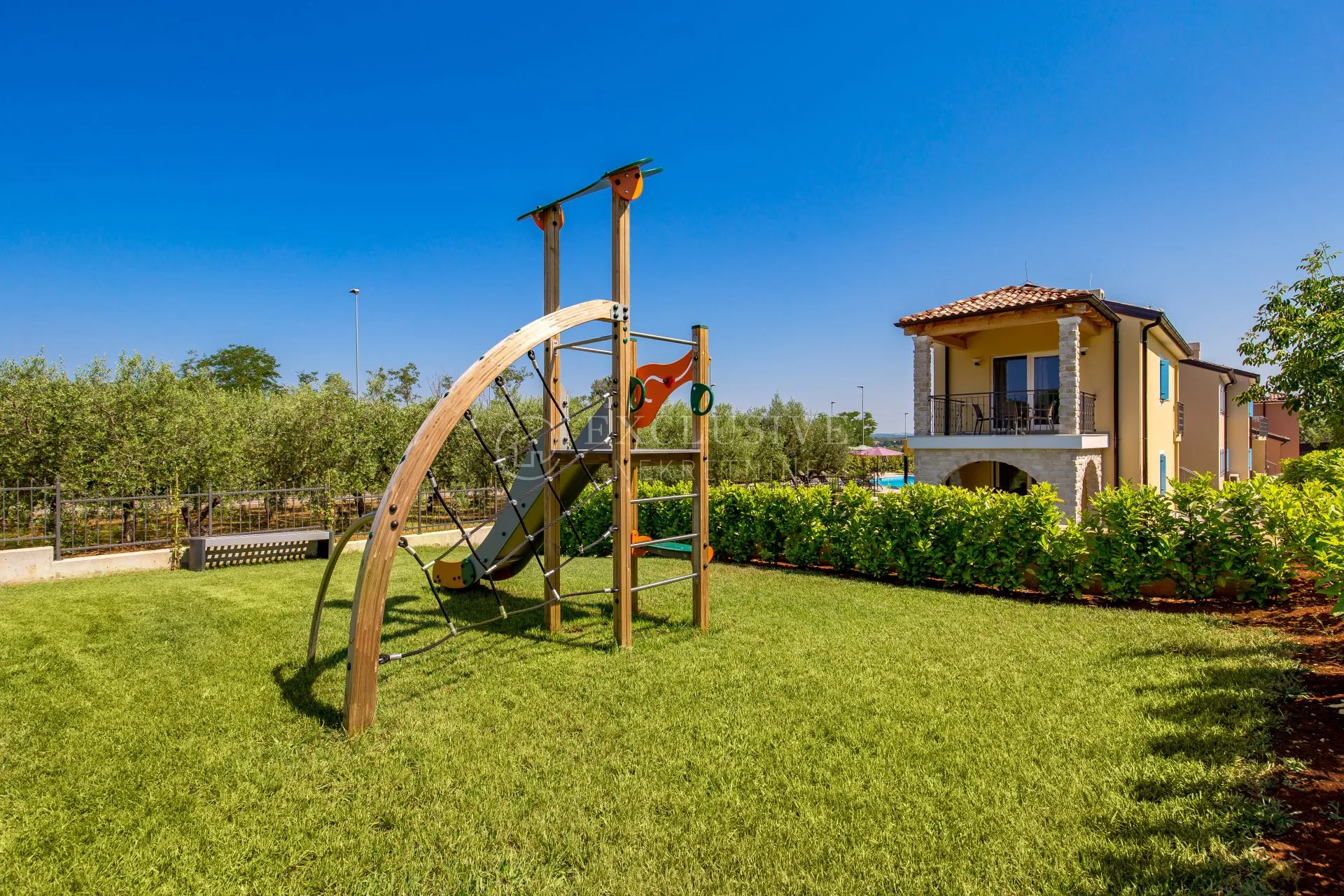 božanstvena rezidencija s villom i 6 apartmana - slika 9