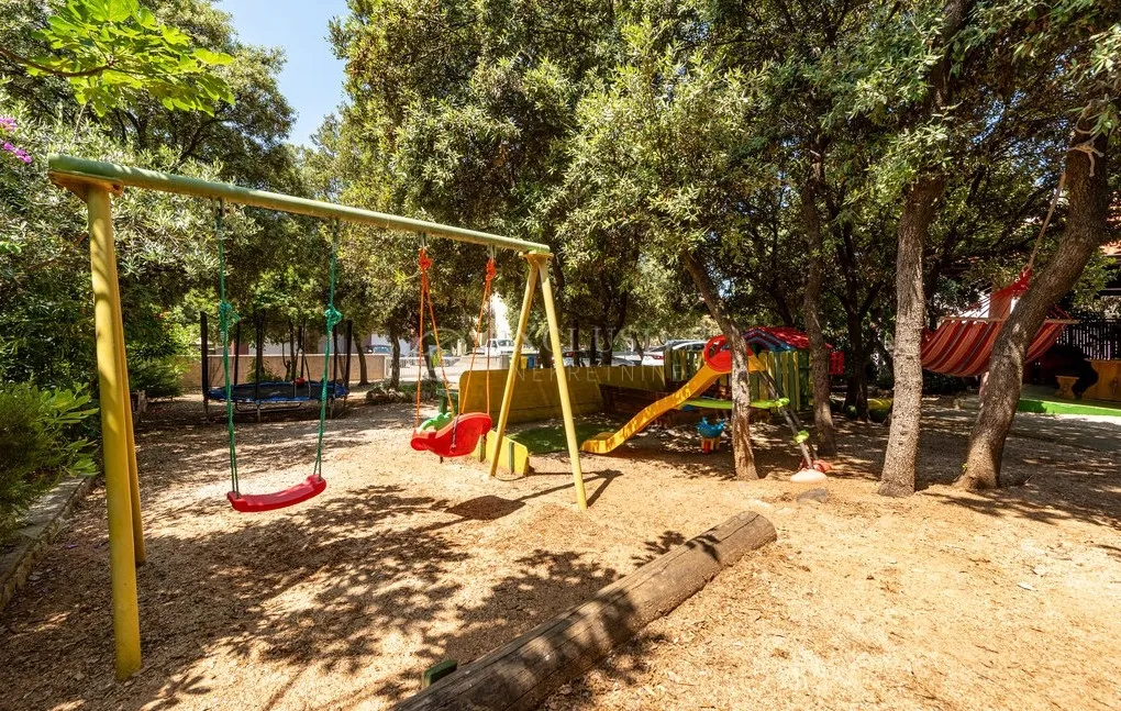 pag, mandre, kuća sa kategoriziranim apartmanima i okućnicom - slika 27