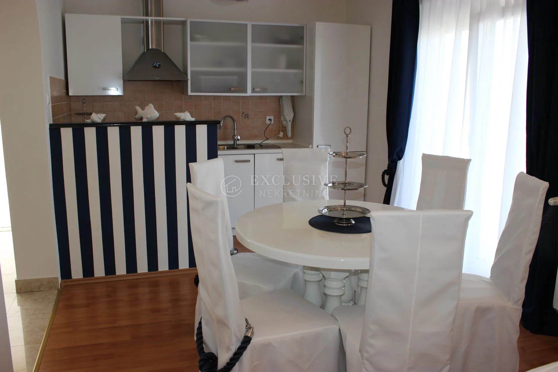 krk, vrbnik - prekrasna apartmanska vila u prvome redu do mora - slika 11