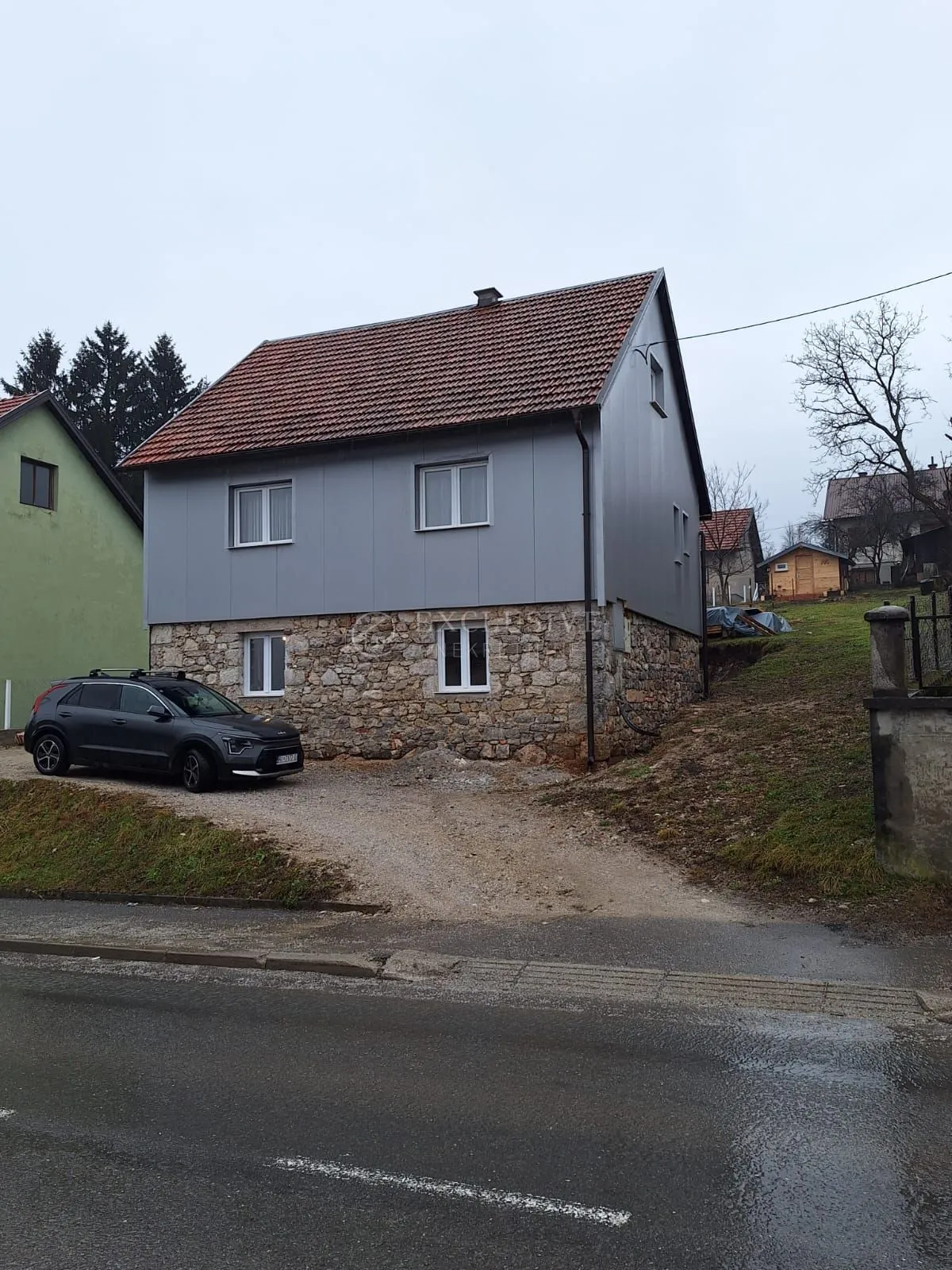 vrbovsko - rijetkost - sređena kuća sa lijepom okučnicom - slika 1