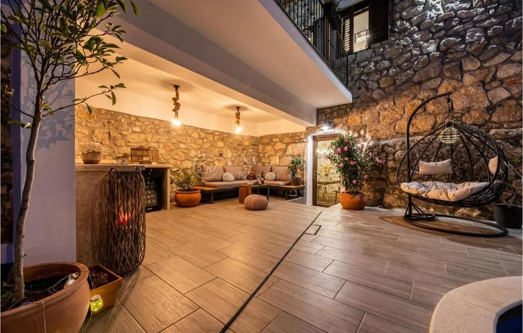 otok krk, vrbnik - kamena vila s bazenom - slika 37