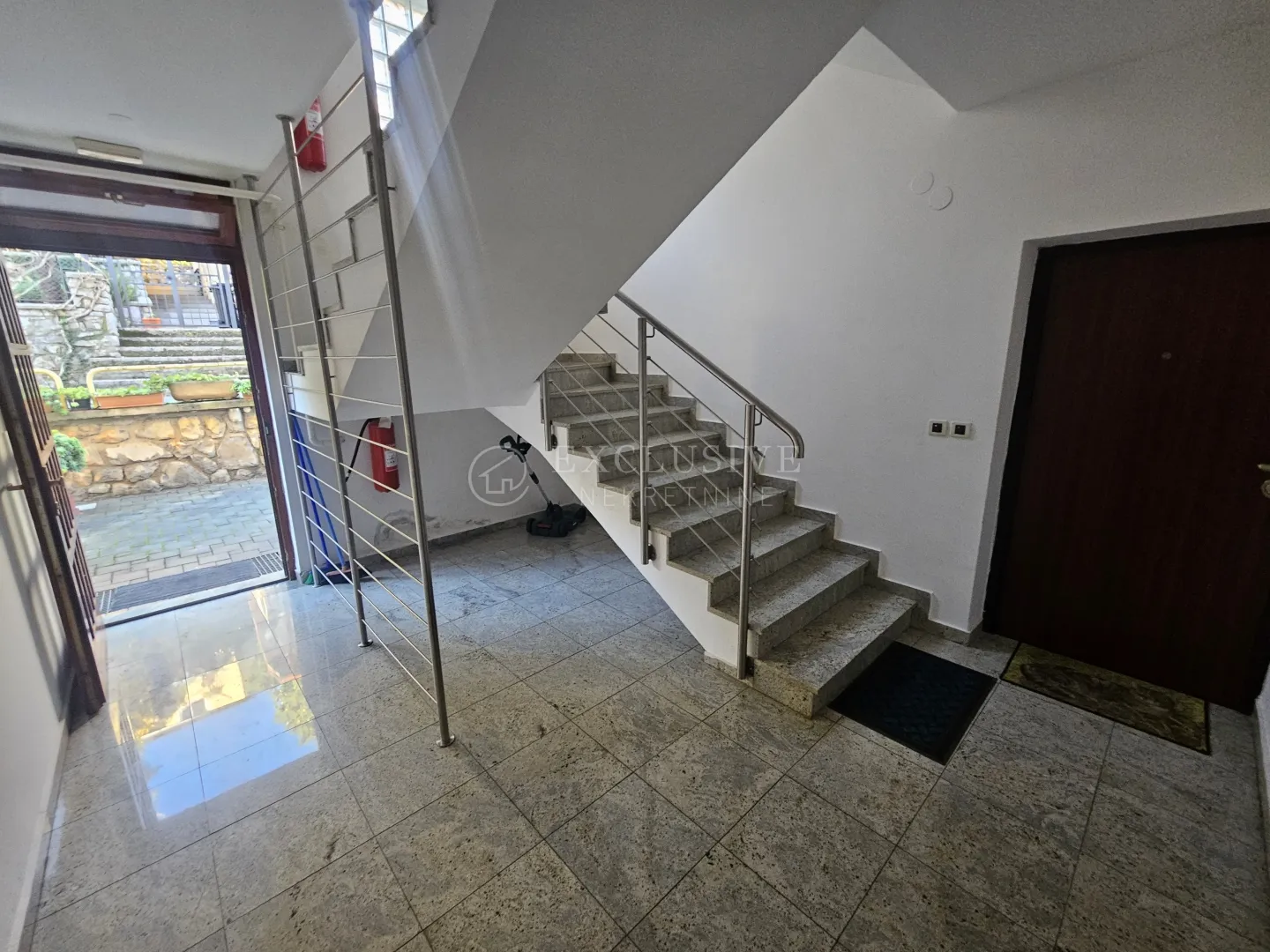 ičići-novouređeni 4 sobni stan sa velikom garažom - slika 4