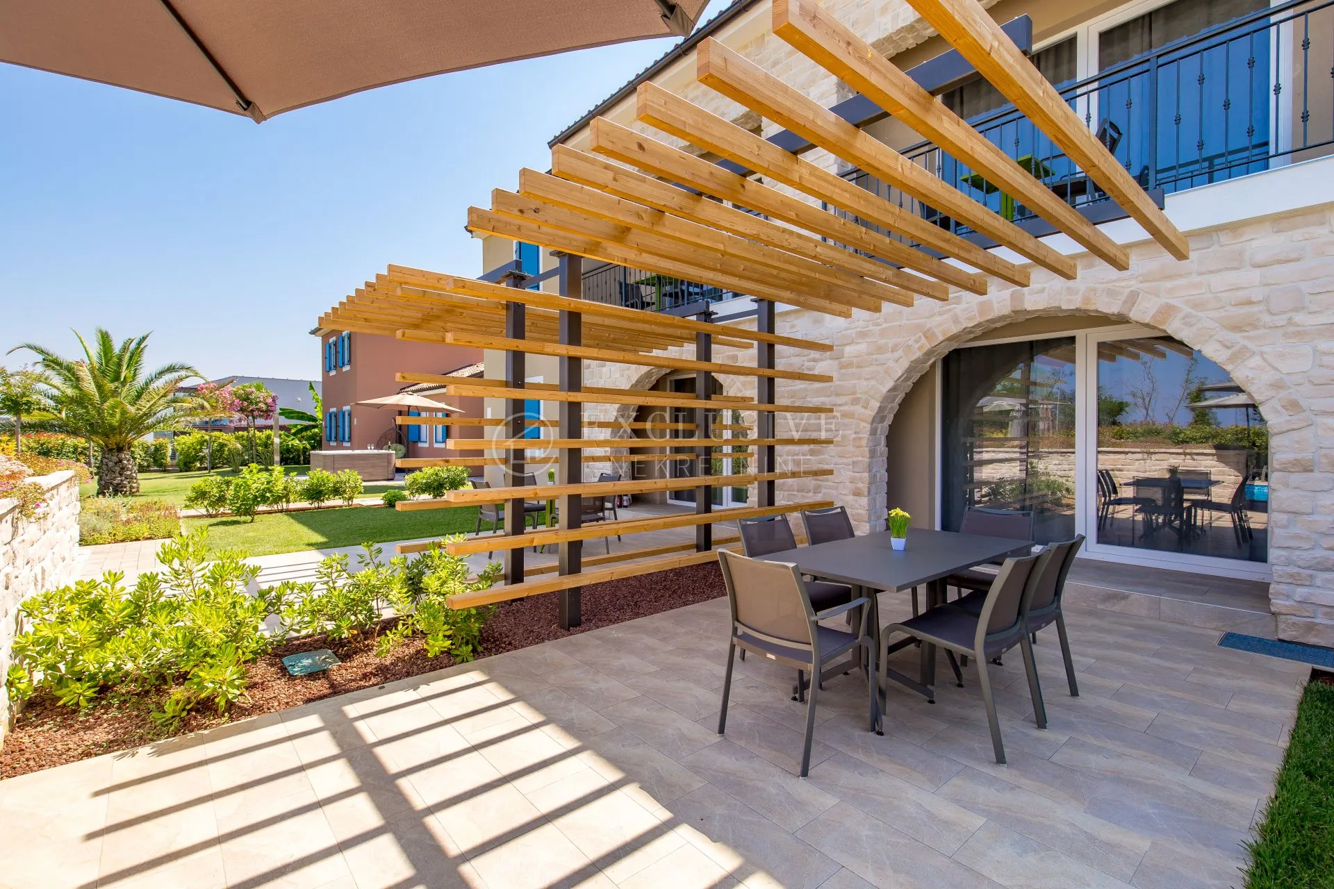 božanstvena rezidencija s villom i 6 apartmana - slika 5