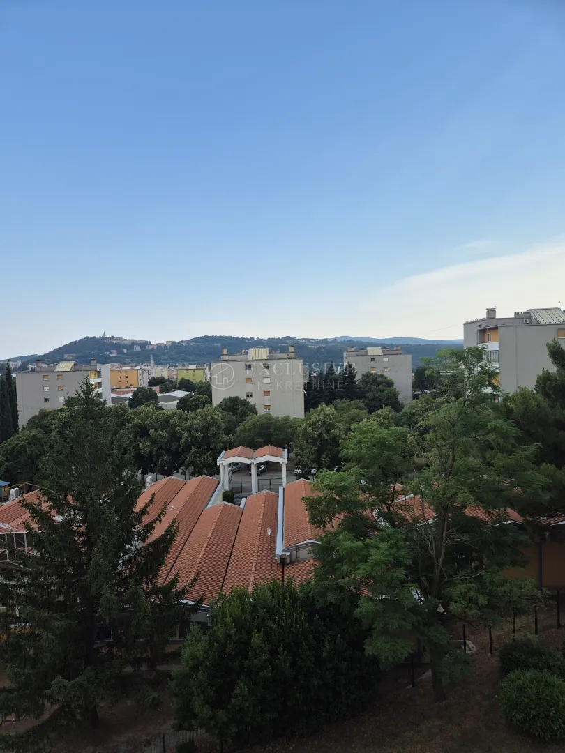 Labin, 2s+db 68 m2 sa balkonom i pogledom