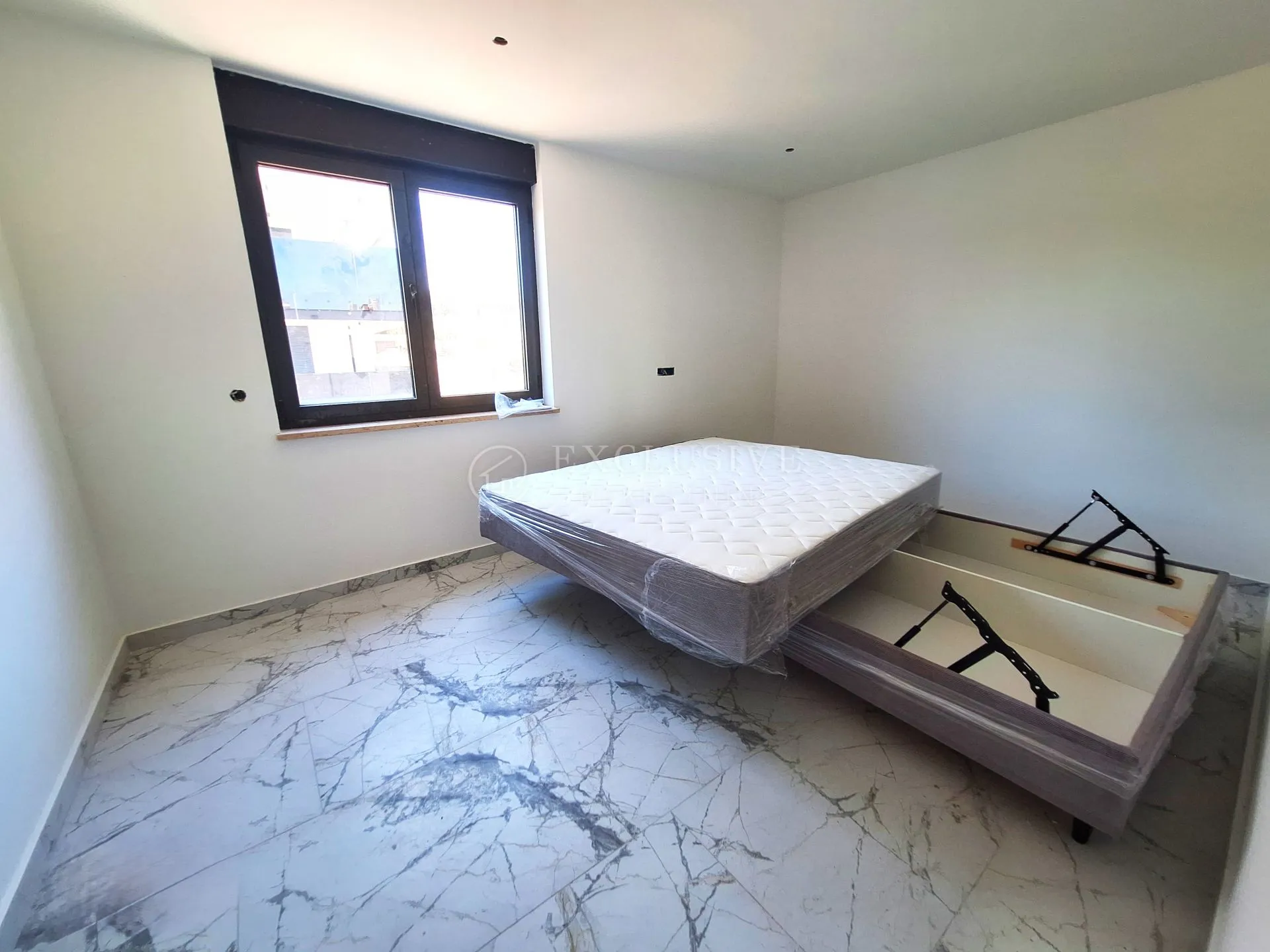 krk - prestižan dvoetažni apartman u novogradnji - slika 3