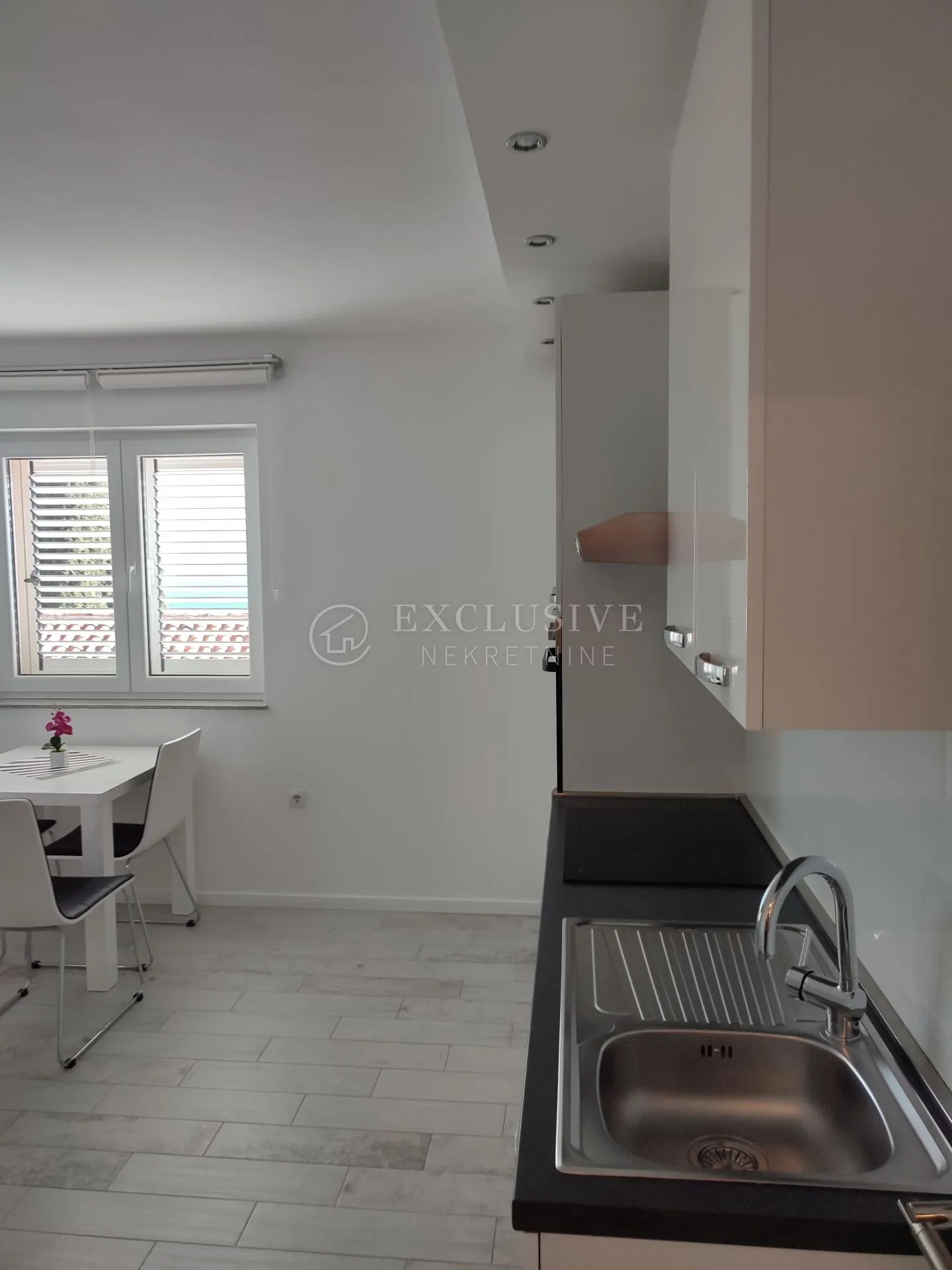 ika - oprić - apartman od dvije stambene jedinice sa bazenom - slika 16