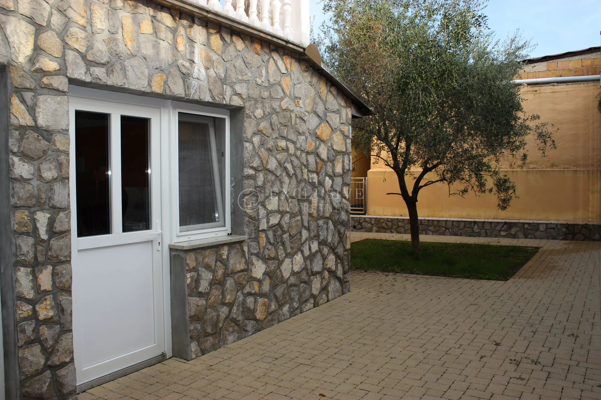 krk, vrbnik - prekrasna apartmanska vila u prvome redu do mora - slika 6