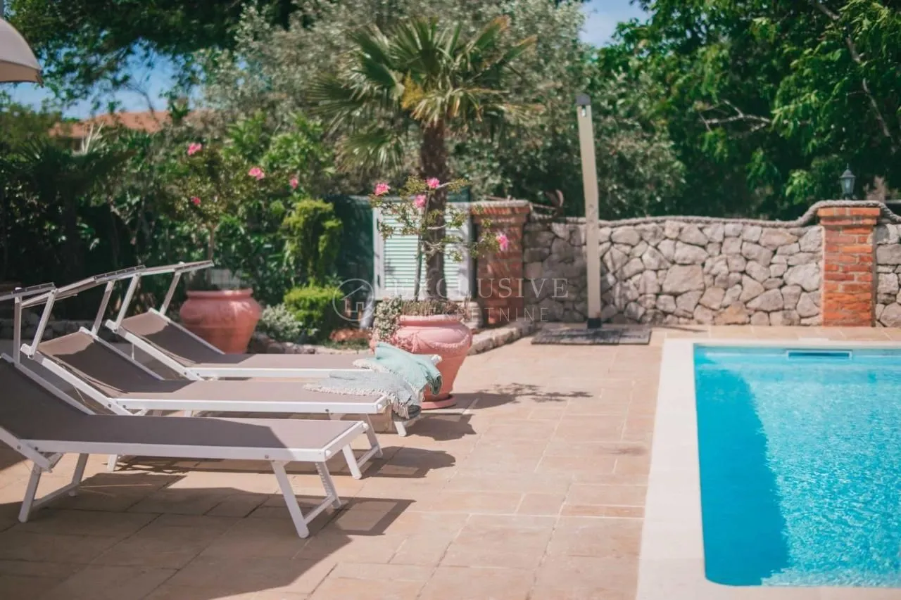 otok krk, uvala soline - samostojeća kuća s bazenom 90 m od mora - slika 5