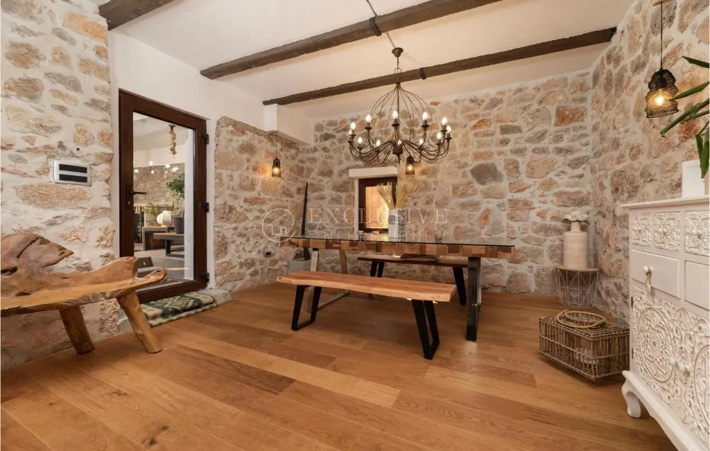otok krk, vrbnik - kamena vila s bazenom - slika 14