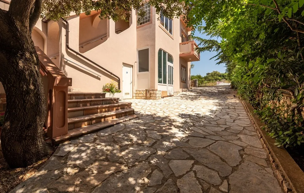 pag, mandre, kuća sa kategoriziranim apartmanima i okućnicom - slika 2