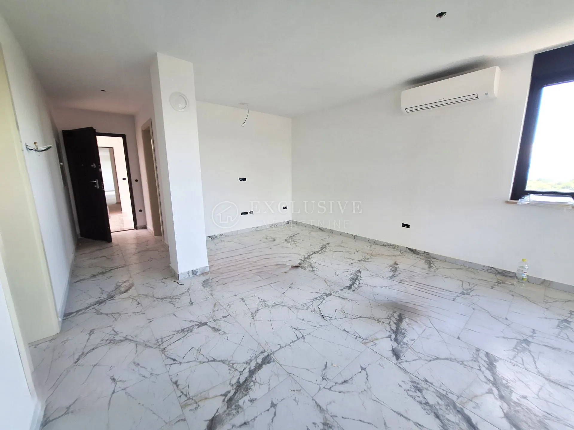 krk - prestižan dvoetažni apartman u novogradnji - slika 18